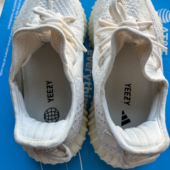 Yeezy Boost 350 V2 - Picture 2 of 3